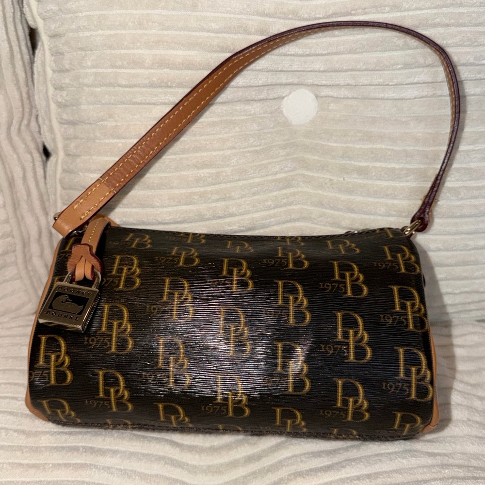 Like New Small Dooney & Bourke Black and Tan Logo Shoulder Bag - Picture 2 of 8